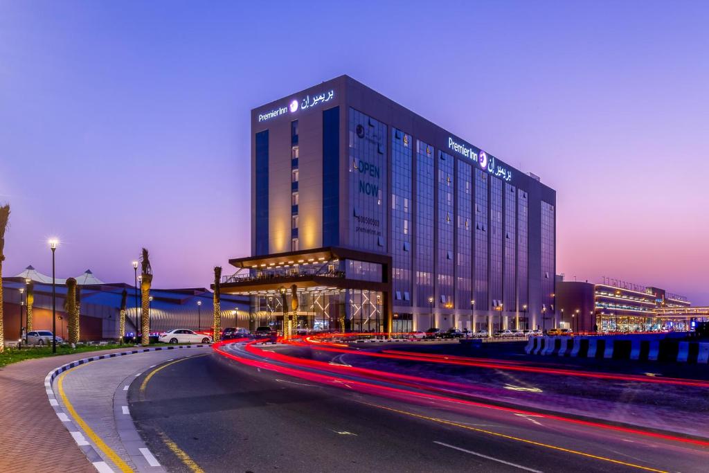 فندق Premier Inn Dubai Dragon Mart Hotel